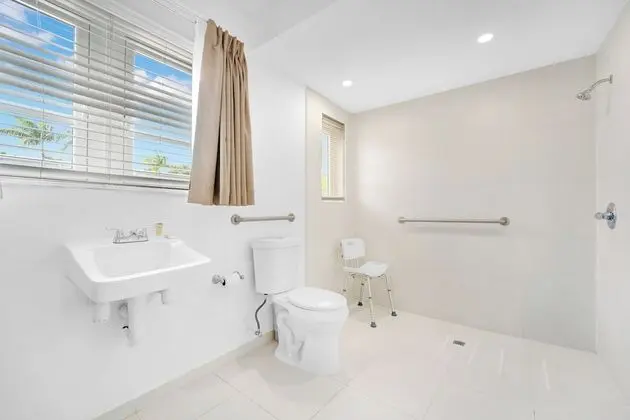 Oda, 1 En Büyük (King) Boy Yatak, Engellilere Uygun, Sigara İçilmez (Mobility/Roll-In Shower)