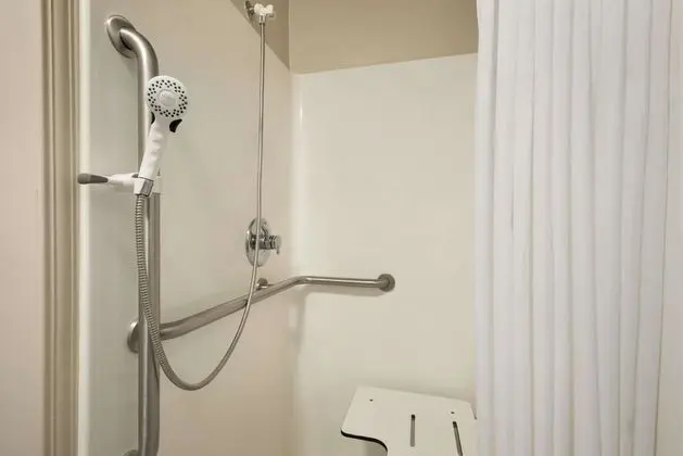 Oda, 2 Büyük (Queen) Boy Yatak, Engellilere Uygun, Sigara İçilmez