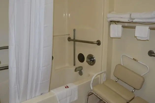Oda, 2 Büyük (Queen) Boy Yatak, Engellilere Uygun, Sigara İçilmez (Mobility Accessible)