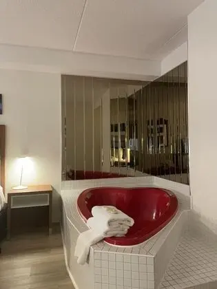 Oda, 1 En Büyük (King) Boy Yatak, Sigara İçilmez, Sıcak Su Küveti