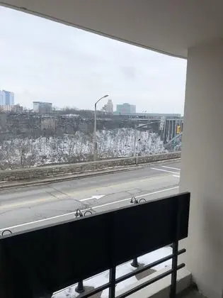 Oda, 1 Büyük (Queen) Boy Yatak, Sigara İçilmez, Balkon