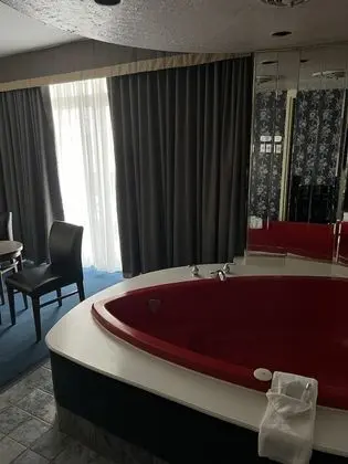 Oda, 1 Büyük (Queen) Boy Yatak, Sigara İçilmez, Sıcak Su Küveti