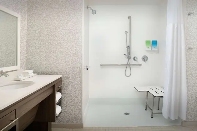 Stüdyo, 2 Büyük (Queen) Boy Yatak, Engellilere Uygun, Sigara İçilmez (Roll-In Shower)