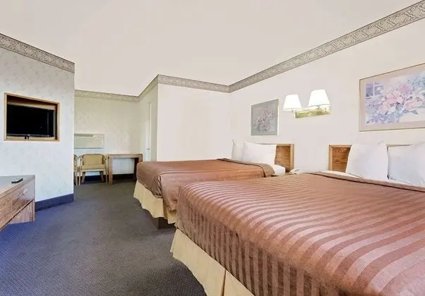 Oda, 2 Büyük (Queen) Boy Yatak, Engellilere Uygun, Sigara İçilmez (Mobility Bathtub w/Grab Bars)