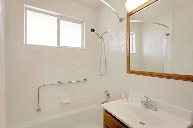Oda, 2 Büyük (Queen) Boy Yatak, Engellilere Uygun, Sigara İçilmez (Mobility Bathtub w/Grab Bars)