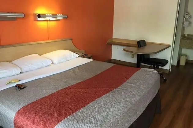 Oda, 1 Büyük (Queen) Boy Yatak, Engellilere Uygun, Sigara İçilmez (Mobility, Tub w/Grab Bars)