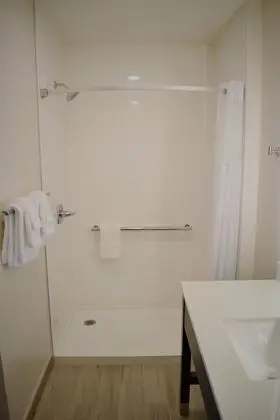 Tek Büyük Yataklı Oda, 2 Çift Kişilik Yatak