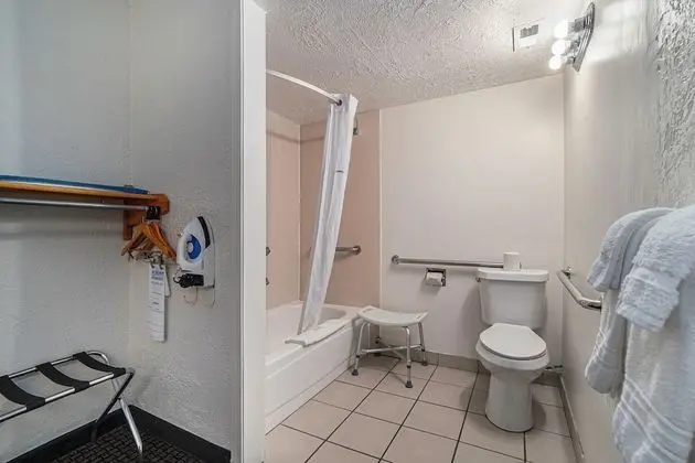 Oda, 2 Büyük (Queen) Boy Yatak, Engellilere Uygun, Sigara İçilmez (Mobility, First Floor)