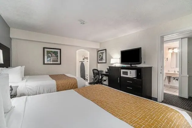 Oda, 2 Yatak Odası, Sigara İçilmez (2 Bathrooms, 1st Floor, 3 Queen Beds)