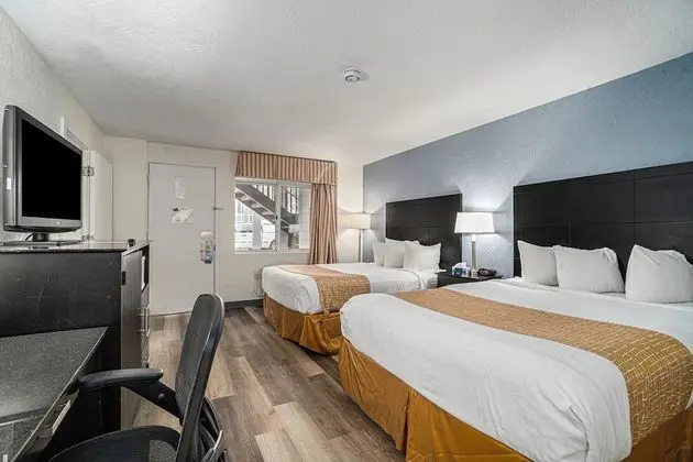 Oda, 2 Yatak Odası, Sigara İçilmez (2 Bathrooms, 1st Floor, 3 Queen Beds)