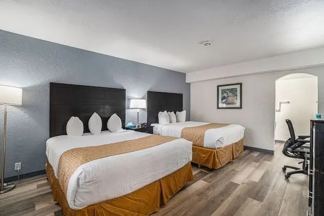 Oda, 2 Yatak Odası, Sigara İçilmez (2 Bathrooms, 1st Floor, 3 Queen Beds)