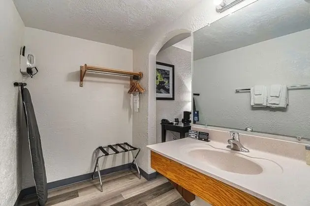 Oda, 2 Yatak Odası, Sigara İçilmez (2 Bathrooms, 1st Floor, 3 Queen Beds)