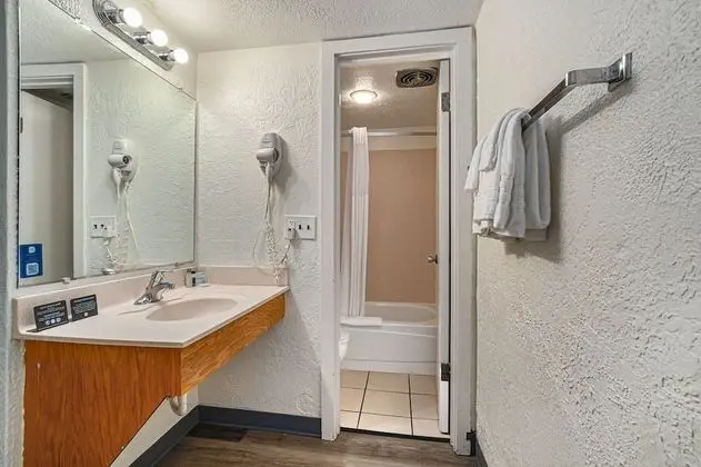 Oda, 2 Yatak Odası, Sigara İçilmez (2 Bathrooms, 1st Floor, 3 Queen Beds)