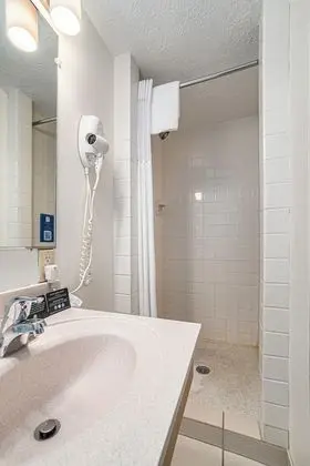 Oda, 2 Yatak Odası, Sigara İçilmez (2 Bathrooms, 1st Floor, 3 Queen Beds)
