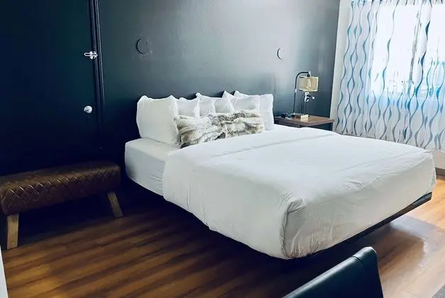 Oda, 1 En Büyük (King) Boy Yatak, Engellilere Uygun, Sigara İçilmez (Mobility Accessible)