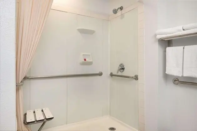 Oda, 1 En Büyük (King) Boy Yatak, Engellilere Uygun, Sigara İçilmez (Mobility Accessible)