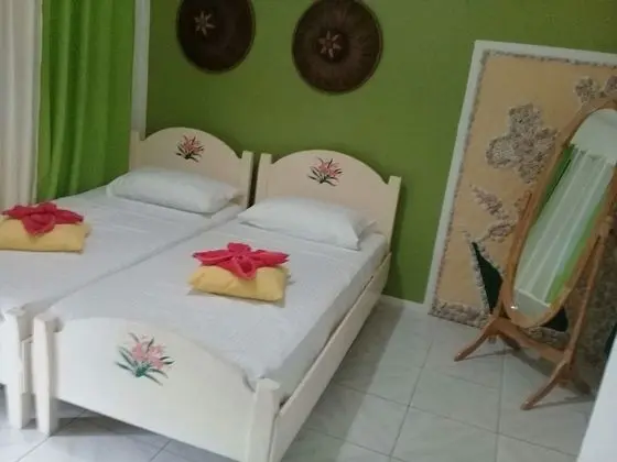 Superior Tek Büyük veya İki Ayrı Yataklı Oda, 3 Yatak Odası, Özel Banyo, Bahçe Manzaralı (Aircon)