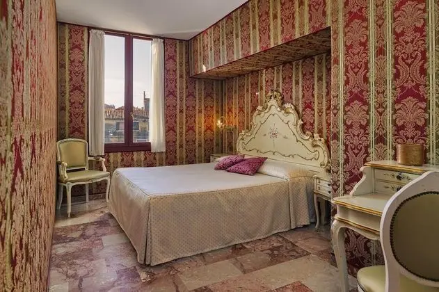 Tek Büyük veya İki Ayrı Yataklı Oda, Kanal Manzaralı