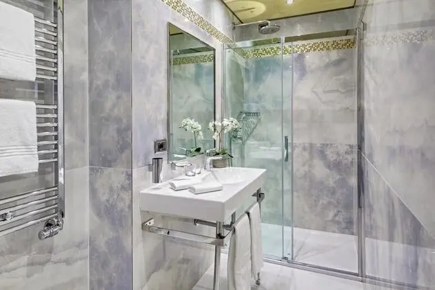 Tek Büyük veya İki Ayrı Yataklı Oda, Kanal Manzaralı