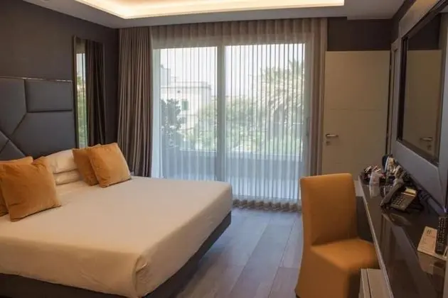 Deluxe Tek Büyük Yataklı Oda, Kısmi Deniz Manzaralı