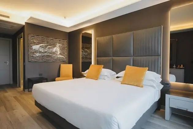 Deluxe Tek Büyük Yataklı Oda, Kısmi Deniz Manzaralı