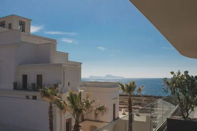 Deluxe Tek Büyük Yataklı Oda, Kısmi Deniz Manzaralı