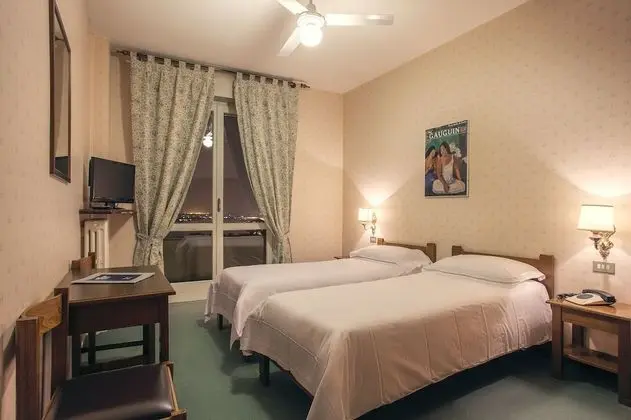 Tek Büyük veya İki Ayrı Yataklı Oda, Göl Manzaralı