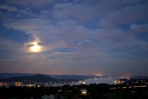 Tek Büyük veya İki Ayrı Yataklı Oda, Göl Manzaralı