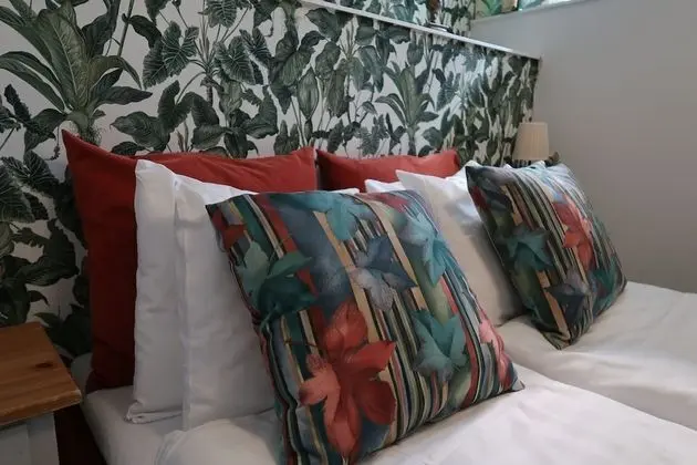 İki Ayrı Yataklı Oda, Ortak Banyo