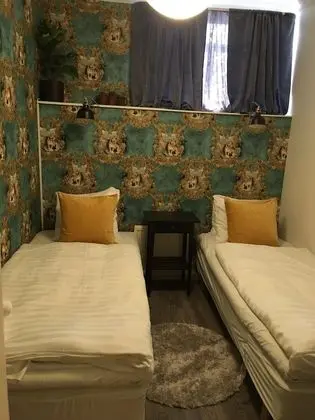 İki Ayrı Yataklı Oda, Ortak Banyo