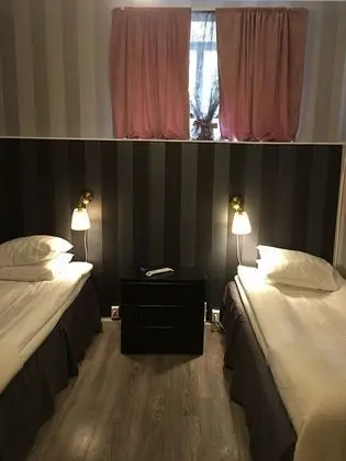 İki Ayrı Yataklı Oda, Ortak Banyo