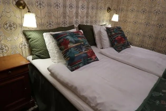 İki Ayrı Yataklı Oda, Ortak Banyo