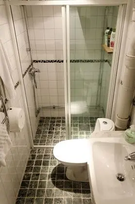 Tek Büyük Yataklı Oda, Ortak Banyo