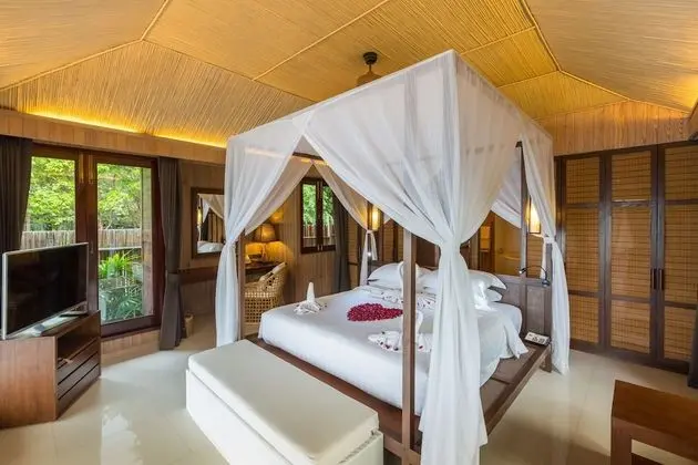 Beachfront Pool Villa