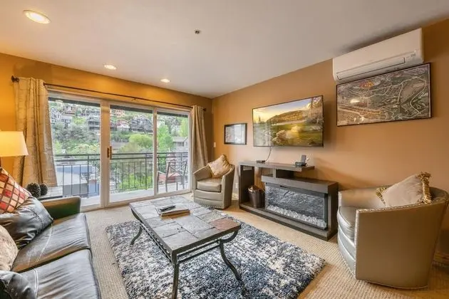 TMI 1 Bedroom (Bedding Varies and Not Guaranteed)