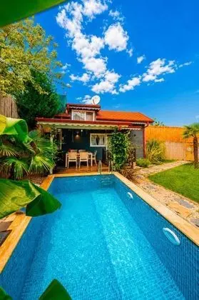 Bungalow, Havuz Manzaralı, Isıtmalı Özel Havuzlu