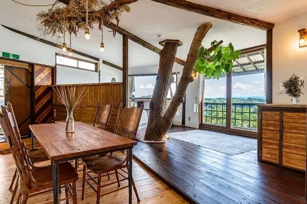 Dört Kişilik Oda, Sigara İçilmez, Deniz Manzaralı