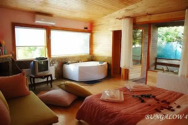 Deluxe Jakuzili Şömineli Nehir Manzaralı Bungalow Oda