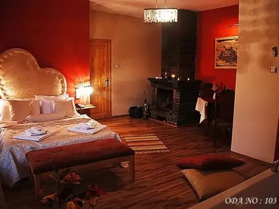 Deluxe Jakuzili Şömineli Nehir Manzaralı Bungalow Oda