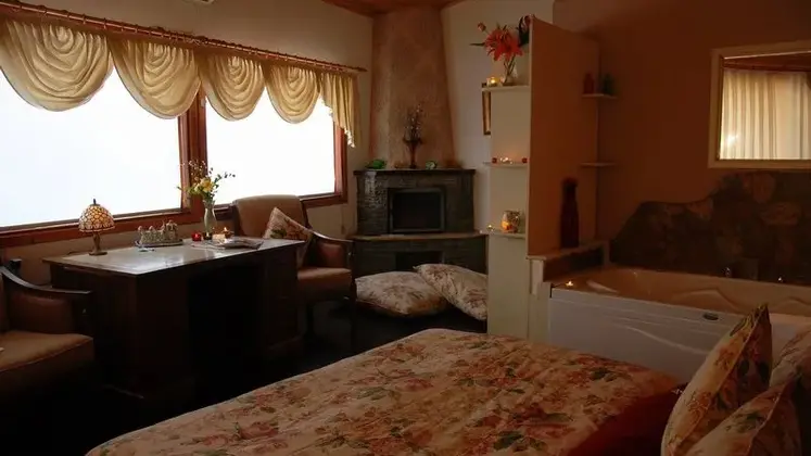 Deluxe Jakuzili Şömineli Nehir Manzaralı Bungalow Oda