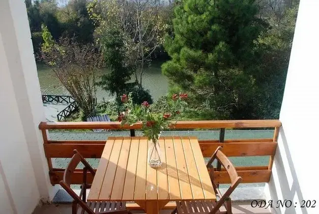 Deluxe Jakuzili Şömineli Nehir Manzaralı Bungalow Oda