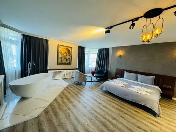 Queen Suite Oda
