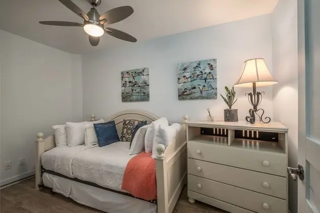 Condo 2 bedroom plus Den (229-4)