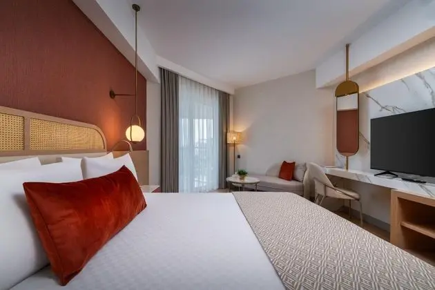 https://images.etstur.com/imgproxy/resize/2560x1440/files/images/hotelImages/etsrooms/1067/Trendy_Palm_Beach__Adults_Only__16___20250917135519_1.jpg