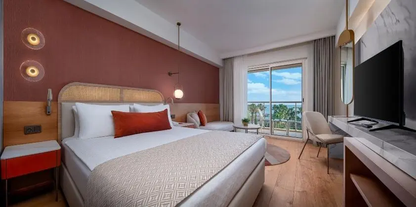 https://images.etstur.com/imgproxy/resize/2560x1440/files/images/hotelImages/etsrooms/1067/Trendy_Palm_Beach__Adults_Only__16___20250917135708_0.jpg