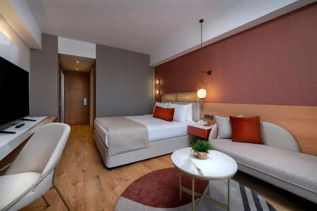 https://images.etstur.com/imgproxy/resize/2560x1440/files/images/hotelImages/etsrooms/1067/Trendy_Palm_Beach__Adults_Only__16___20250917135708_2.jpg
