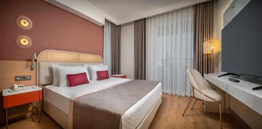 https://images.etstur.com/imgproxy/resize/2560x1440/files/images/hotelImages/etsrooms/1067/Trendy_Palm_Beach__Adults_Only__16___20250917135952_0.jpg