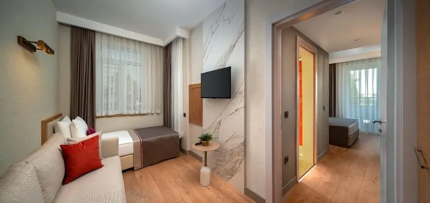 https://images.etstur.com/imgproxy/resize/2560x1440/files/images/hotelImages/etsrooms/1067/Trendy_Palm_Beach__Adults_Only__16___20250917135952_3.jpg
