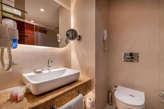 https://images.etstur.com/imgproxy/resize/2560x1440/files/images/hotelImages/etsrooms/1067/Trendy_Palm_Beach__Adults_Only__16___20250917135952_5.jpg