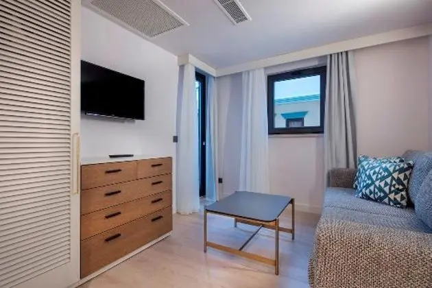 https://images.etstur.com/imgproxy/resize/2560x1440/files/images/hotelImages/etsrooms/1066/Trendy_Side_Beach__Adults_Only__16___20250917160802_3.jpg